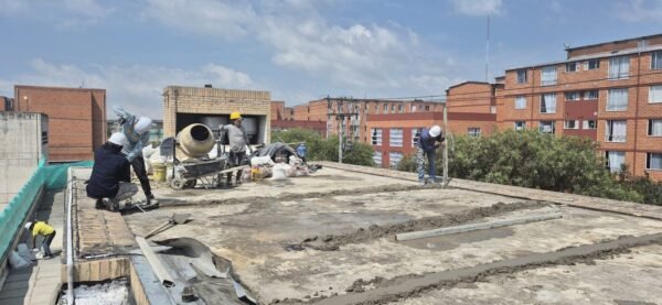 En este proyecto se ejecutó un mantenimiento correctivo que consistió en la conformación de un sobrepiso en mortero con aditivo impermeabilizante, como preparación para la instalación de un nuevo sistema de impermeabilización con manto asfáltico. Esta intervención fue clave para corregir filtraciones existentes y garantizar la durabilidad de la cubierta, mejorando la protección de las áreas interiores frente a la humedad.<br />
<a href="URL_DEL_PROYECTO" class="btn-proyecto" target="_blank">Ver Proyecto</a> Mantenimiento correctivo de cubierta – CDC PORVENIR