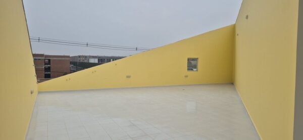 Este proyecto consistió en la renovación integral del piso y la restauración de muros en una terraza escolar. Se optó por un acabado limpio y duradero en ceramica antideslizante, ideal para espacios de alto tránsito y uso institucional. Los muros fueron intervenidos con una nueva capa de pintura impermeabilizante en tono amarillo cálido, generando un ambiente vibrante y seguro para el desarrollo de actividades al aire libre. Una intervención funcional y estética que revitaliza el entorno educativo.<br />
<a href="URL_DEL_PROYECTO" class="btn-proyecto" target="_blank">Ver Proyecto</a> Restauración de terraza – Institución educativa