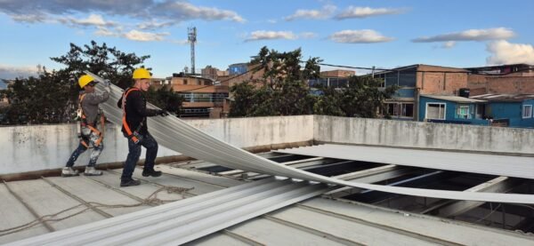 En este proyecto se llevó a cabo la renovación de más de 300 m² de cubierta, incluyendo el refuerzo de la estructura existente y la instalación de nuevas láminas tipo teja termoacústica. Las labores incluyeron también trabajos complementarios de obra civil y adecuaciones generales, garantizando un sistema de cubierta más resistente, seguro y funcional. Esta intervención mejora significativamente el confort térmico y la durabilidad del espacio intervenido.<br />
<a href="URL_DEL_PROYECTO" class="btn-proyecto">Ver Proyecto</a> Intervención estructural de cubierta – Proyecto institucional