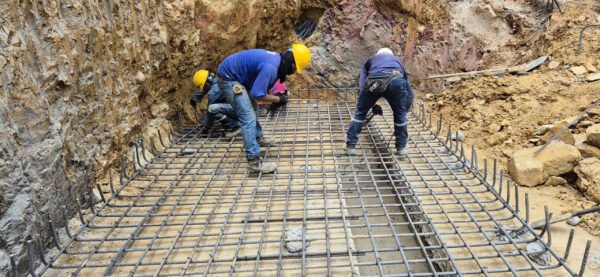 En este proyecto ejecutamos un muro de contención diseñado para brindar estabilidad a un terreno con desnivel, garantizando la seguridad y durabilidad de futuras estructuras.
La imagen muestra el armado de acero de refuerzo, una etapa fundamental en el proceso constructivo que asegura la resistencia estructural del muro ante cargas laterales del terreno. Cada detalle fue cuidadosamente calculado e instalado según normativas técnicas, garantizando calidad y eficiencia.
Contamos con experiencia en obras civiles donde la ingeniería y la arquitectura se combinan para resolver desafíos estructurales de manera segura, profesional y funcional.<br />
<a href="/cali" class="btn-proyecto" target="_blank">Ver Proyecto</a> Construcción de muro de contención – Obra civil estructural