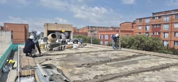 En este proyecto se ejecutó un mantenimiento correctivo que consistió en la conformación de un sobrepiso en mortero con aditivo impermeabilizante, como preparación para la instalación de un nuevo sistema de impermeabilización con manto asfáltico. Esta intervención fue clave para corregir filtraciones existentes y garantizar la durabilidad de la cubierta, mejorando la protección de las áreas interiores frente a la humedad.<br />
<a href="URL_DEL_PROYECTO" class="btn-proyecto" target="_blank">Ver Proyecto</a> Mantenimiento correctivo de cubierta – CDC PORVENIR